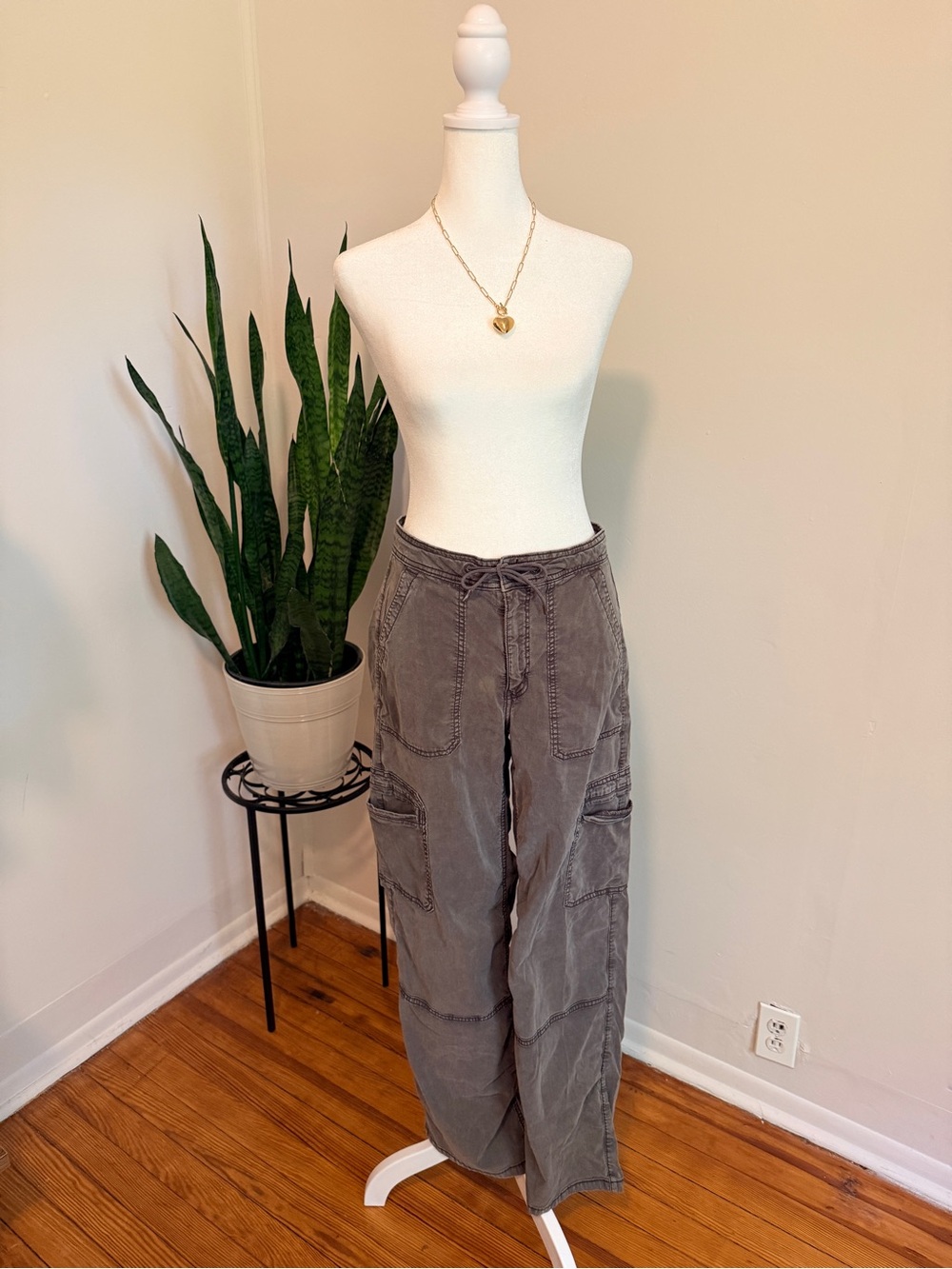 American Eagle | Olive Green Baggy‎ Wide-Leg Cargo Pants, *Minor Flaw*